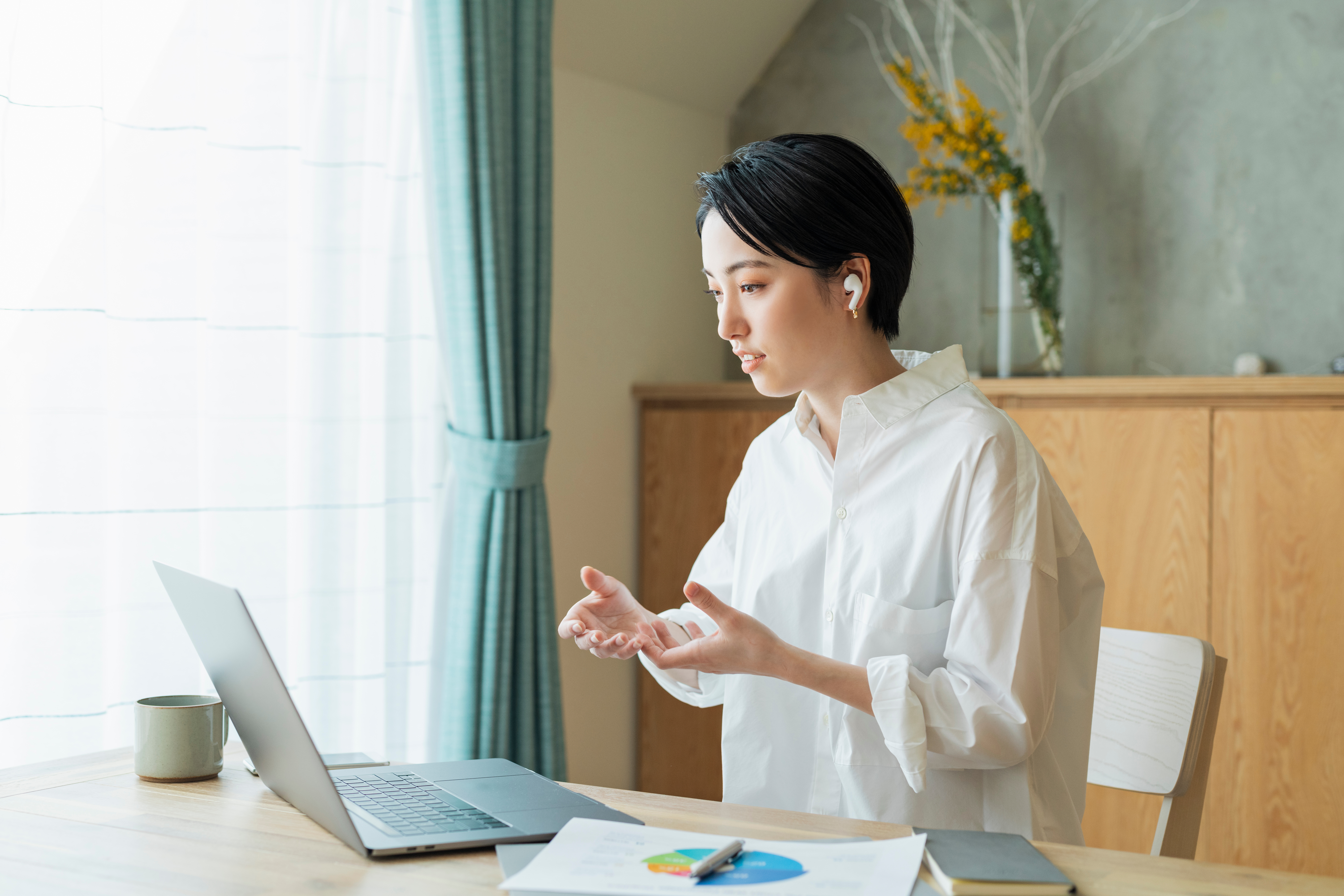 パソコンの前で商談する女性